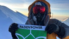 Сотрудник БК Paddy Power поднялся на Эверест и надел фирменные трусы букмекера