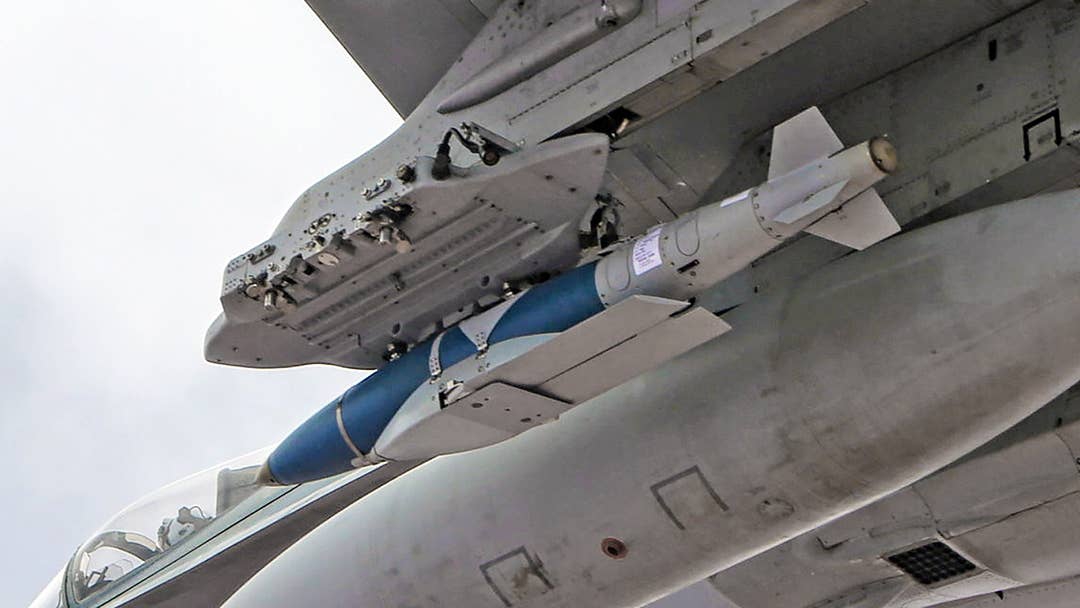 Авиабомба с комплектом JDAM-ER под крылом боевого самолета. Фото: ПС Австралии