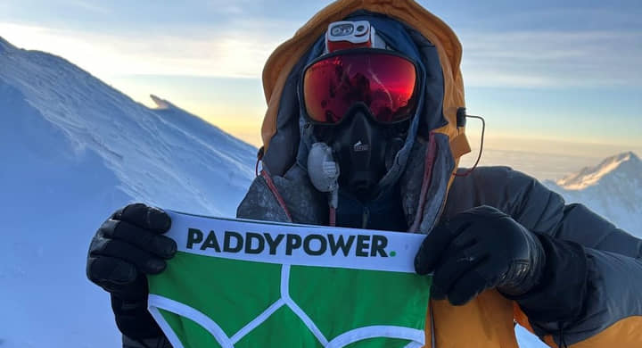 Сотрудник БК Paddy Power поднялся на Эверест и надел фирменные трусы букмекера