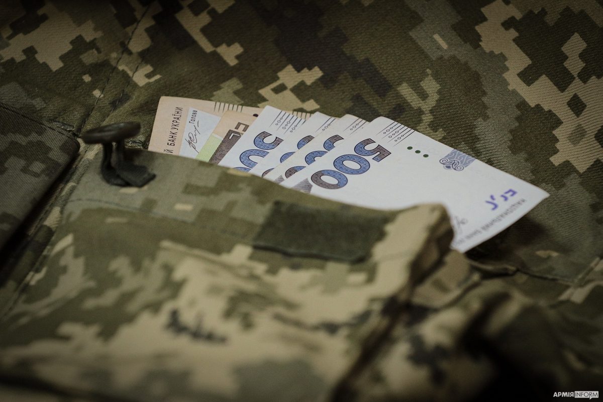 Верховная Рада вернула военным доплаты в 30 тысяч