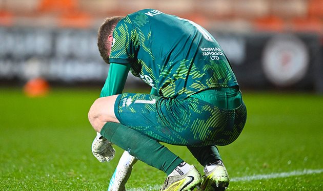 Украинский голкипер в Шотландии получил разрыв мышцы